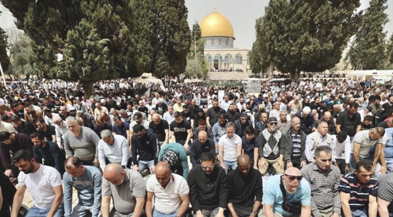 রমজানের প্রথম জুমায় আল-আকসায় মুসল্লিদের ঢল