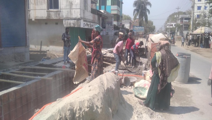 গাংনীতে ড্রেন নির্মাণে নিম্নমানের সামগ্রী, প্রকৌশলীকে ম্যানেজের অভিযোগ