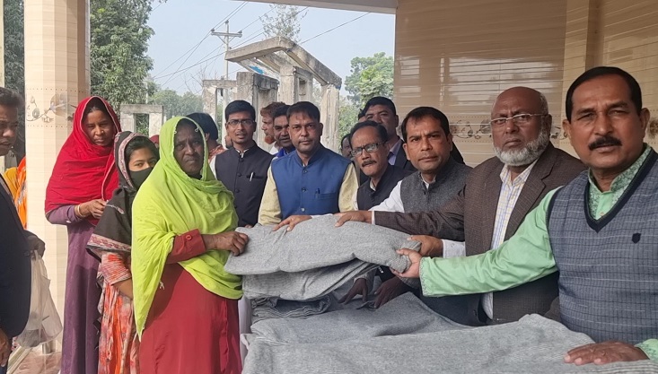 গাংনীতে প্রধানমন্ত্রীর ত্রাণ তহবিল হতে প্রাপ্ত শীতবস্ত্র বিতরণ