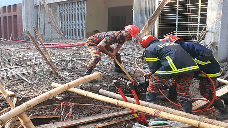 খাগড়াছড়িতে নির্মাণাধীন ভবনের ছাদ ভেঙ্গে নিহত ২