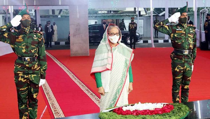 বঙ্গবন্ধুর প্রতিকৃতি ও জাতীয় ৪ নেতার কবরে প্রধানমন্ত্রীর শ্রদ্ধা