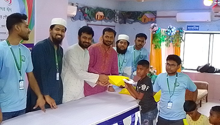 মেহেরপুরে ৫ টাকায় শতাধিক শিশু পেল নতুন পোশাক