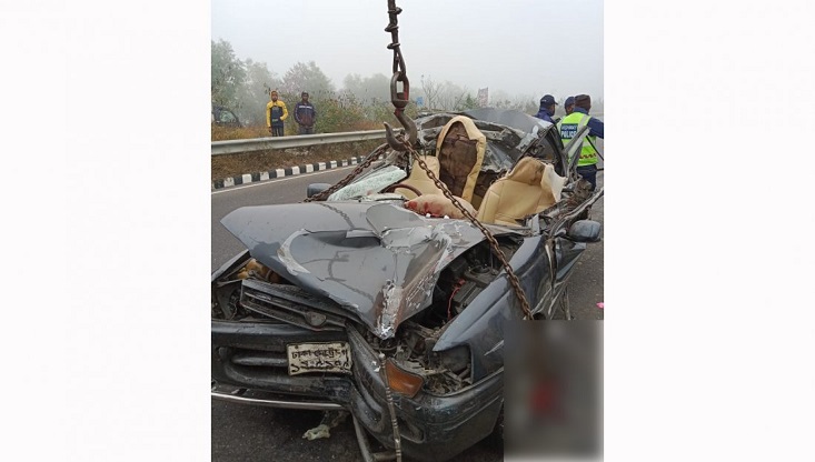 ঘন কুয়াশায় সড়কে প্রাণ গেলো প্রাইভেটকারের ৩ যাত্রীর