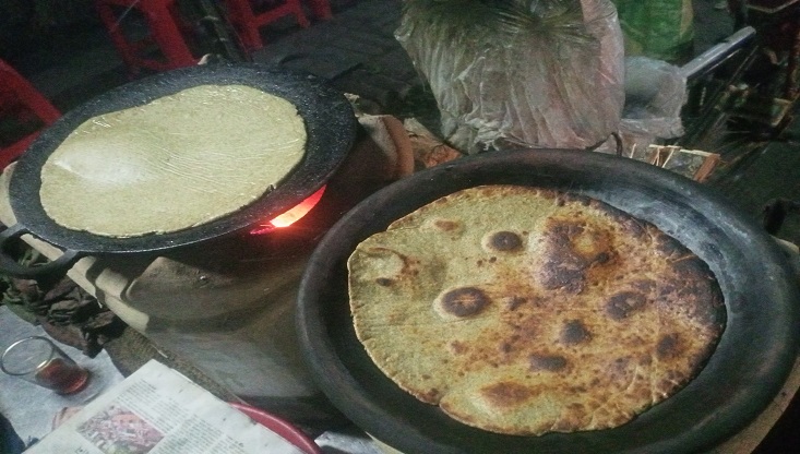 মেহেরপুরে শীত মৌসুমে জমে উঠেছে কালাই রুটির ব্যবসা