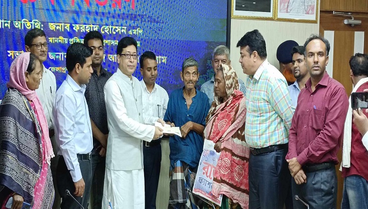 মেহেরপুরে ভিক্ষুক পুনর্বাসন কর্মসূচির আওতায় চেক বিতরণ