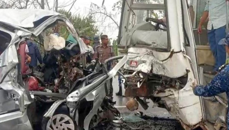 বাগেরহাটে বাসের সঙ্গে মাইক্রোবাসের সংঘর্ষে নিহত বেড়ে ১৩