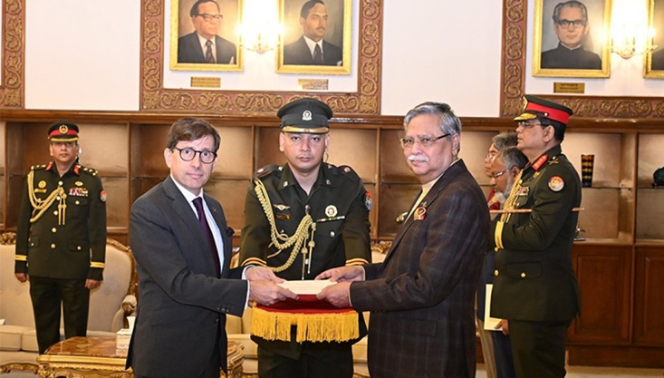 রাষ্ট্রপতির কাছে পরিচয়পত্র পেশ করলেন ফ্রান্সের রাষ্ট্রদূত