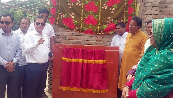 গাংনী পৌরসভার সড়ক নির্মাণ ও স্ট্রিট লাইট স্থাপন কাজের উদ্বোধন