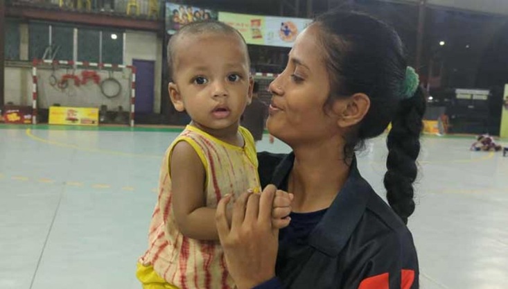 ১১ মাসের সন্তানকে নিয়ে হ্যান্ডবল মাঠে লড়াকু তানজিমা