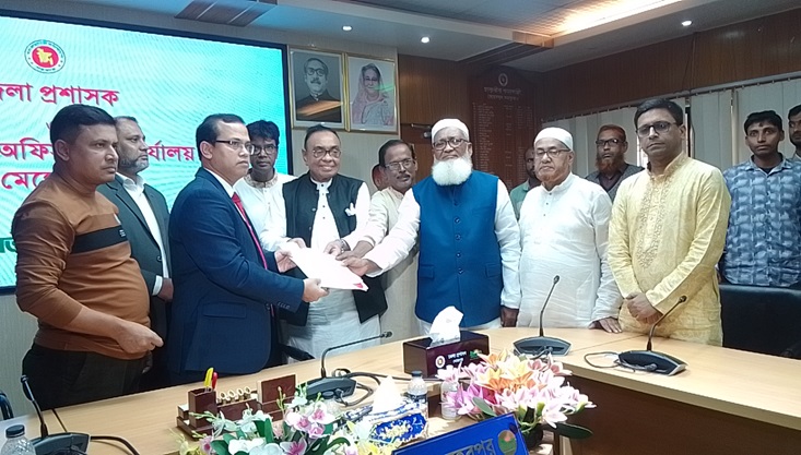 স্বতন্ত্র প্রার্থী প্রফেসর আবদুল মান্নানের মনোনয়নপত্র জমা