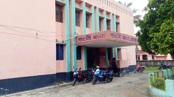 রোগীর স্বর্ণের চেইন চুরি করতে গিয়ে গাংনী হাসপাতালে নারী চোর আটক