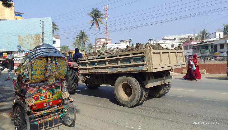 মেহেরপুর শহর জুড়ে দাপিয়ে বেড়াচ্ছে অবৈধ যন্ত্রদানব ট্রাক্টর