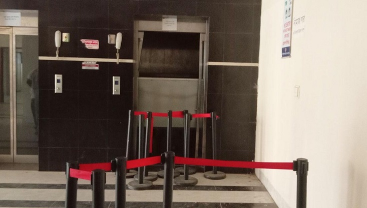 আধা ঘণ্টা আটকে ছিলেন পিপি-পুলিশসহ ১০ জন