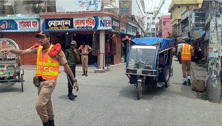 মেহেরপুরে মোড়ে মোড়ে ট্রাফিক নিয়ন্ত্রণে কাজ করছে আনসার ও বিএনসিসি