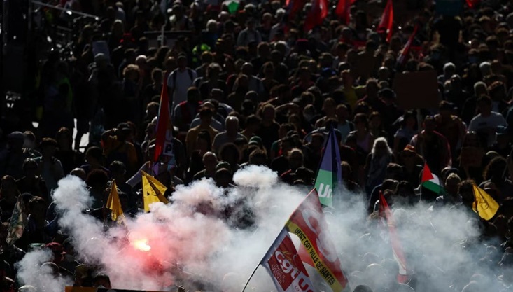 ফ্রান্সজুড়ে বিক্ষোভের মুখে ফরাসি সরকার