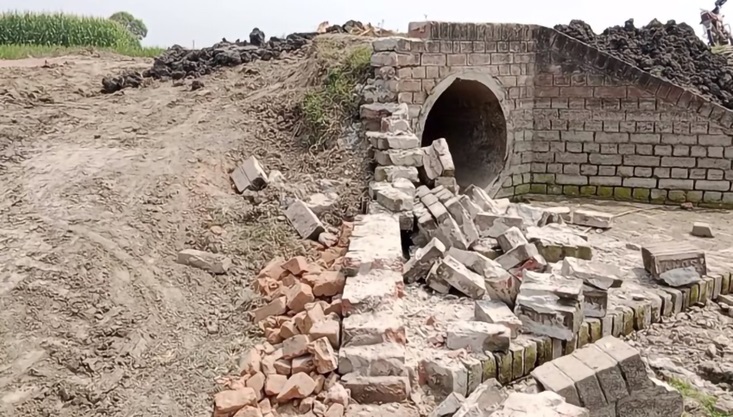 অবৈধভাবে পুকুর খনন করে মাটি বহন, সরকারি কালভার্ট ভেঙ্গে চুরমার