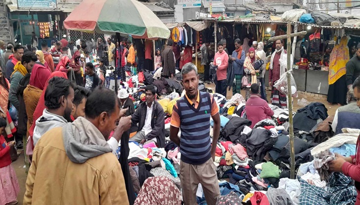 গাংনীতে শীতের পোশাক কিনতে খোলা মার্কেটে ক্রেতাদের ভীড়