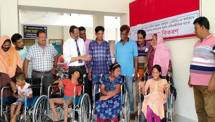 মেহেরপুরে প্রতিবন্ধীদের মাঝে হুইল চেয়ার বিতরণ