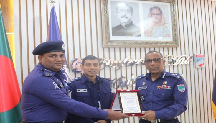 বিশেষ ক্যাটাগরিতে খুলনা রেঞ্জের শ্রেষ্ঠ মেহেরপুরের এসআই মিলন