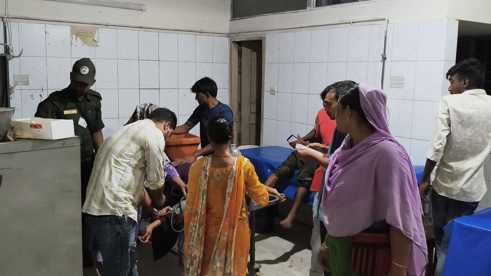 গাংনীতে মোটরসাইকেল দুর্ঘটনায় একই পরিবারের ৩ জন আহত