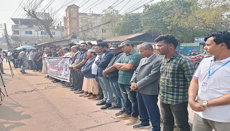 মেহেরপুরে সাংবাদিকদের উপর হামলার প্রতিবাদে মানববন্ধন