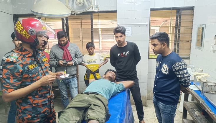 মেহেরপুরে সবজি বোঝাই ট্রাক উল্টে চালক আহত