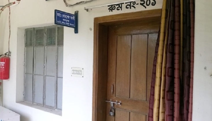 গাংনী মহিলা কলেজের অধ্যক্ষের কক্ষে তালা