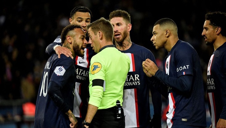 পড়ে যাওয়ার ভান করার পর লাল কার্ড দেখলেন নেইমার