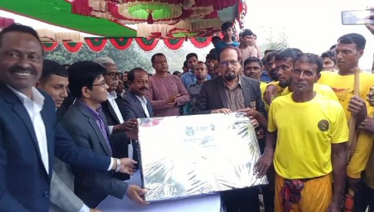 নৌকা বাইচ প্রতিযোগিতার বিজয়ীদের মাঝে পুরস্কার বিতরণ