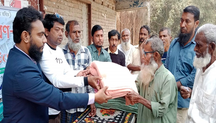 মেহেরপুরের সোনাপুরে মুকুল ফাউন্ডেশনের শীতবস্ত্র বিতরণ