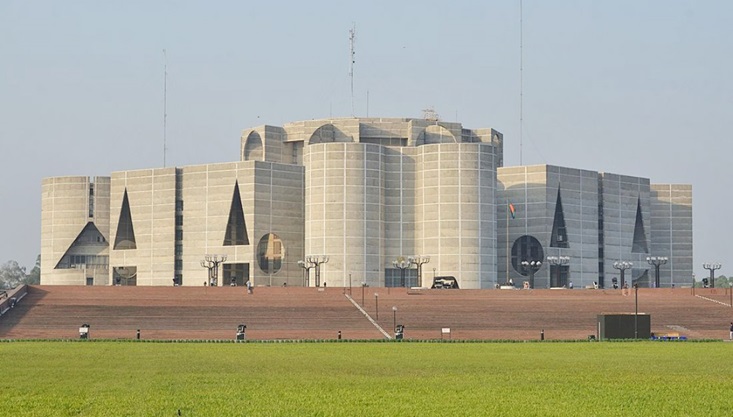 অন্তর্বর্তীকালীন সরকার, আইন কী বলে