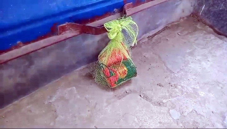 গাংনীতে দোকানের শাটারে ঝোলানো দুটি বোমা উদ্ধার