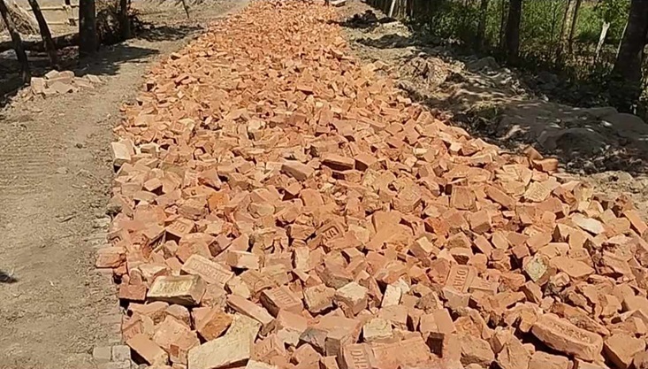 গাংনীতে নিম্নমানের ইট দিয়ে রাস্তা তৈরীর অভিযোগ