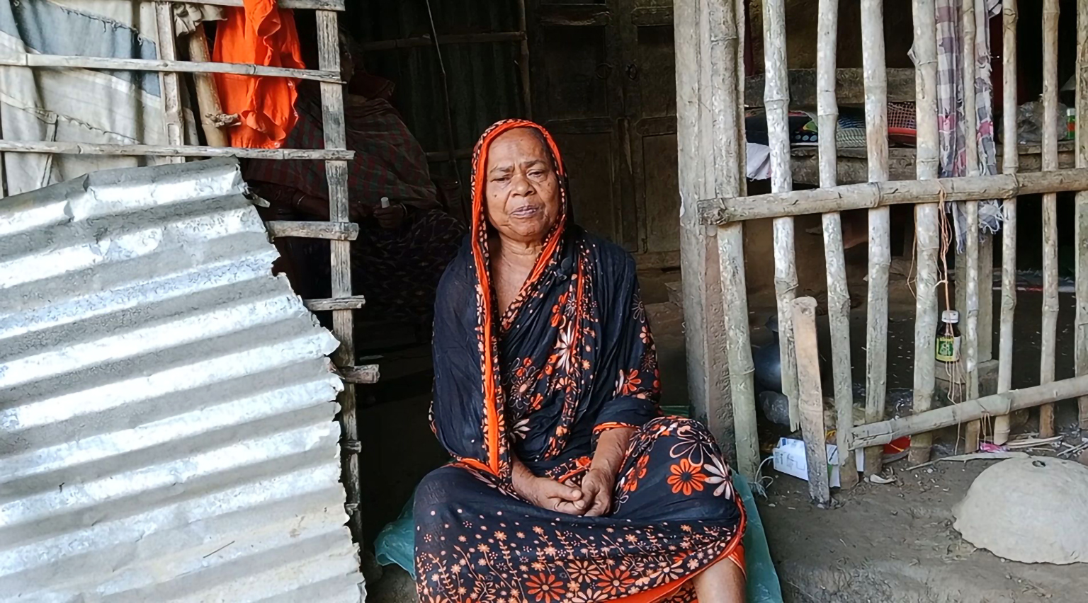 খুপড়ি ঘরে মানবেতর জীবনযাপন মুগলি খাতুনের