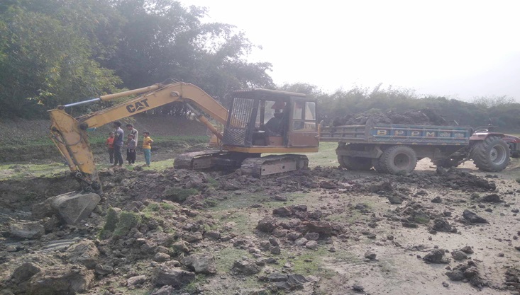 গাংনীতে অবৈধভাবে নদীর মাটি কেটে বিক্রি