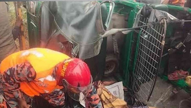 কাভার্ড ভ্যান-অটোরিকশা সংঘর্ষে নিহত ২