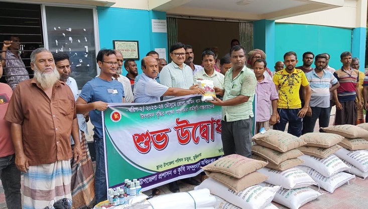 মুজিবনগরে গ্রীষ্মকালীন পেঁয়াজ, ধানের বীজ ও সার বিতরণ