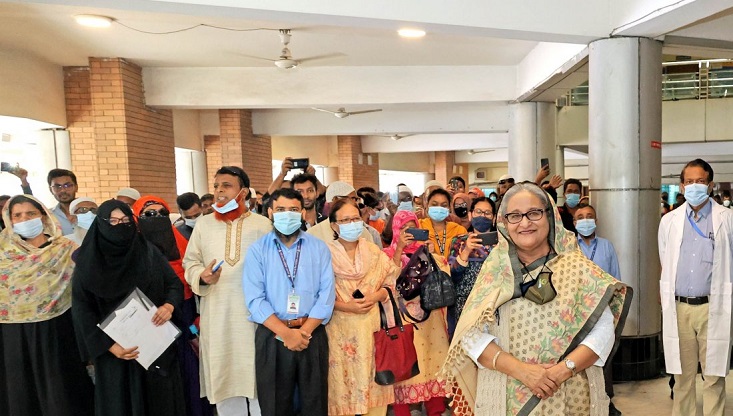 ১০ টাকার টিকিট কেটে চোখের চিকিৎসা নিলেন প্রধানমন্ত্রী