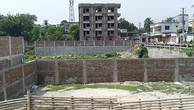 মেহেরপুরে দিন দিন ভরাট হচ্ছে পুকুর ও জলাশয়