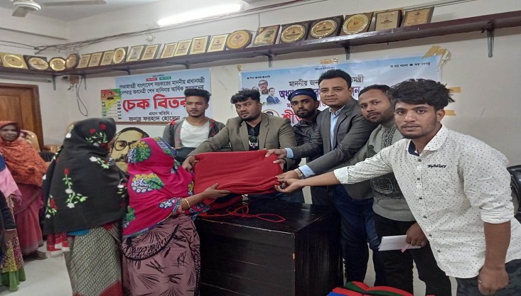 জনপ্রশাসন প্রতিমন্ত্রী ফরহাদ হোসেন এমপি উদ্যোগে কম্বল বিতরণ