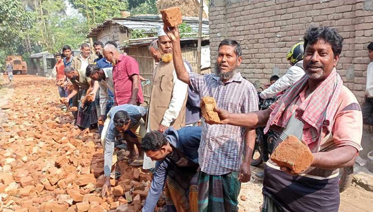 গাংনীতে নিম্নমানের ইট দিয়ে রাস্তা নির্মাণ, গ্রামবাসীর মানববন্ধন