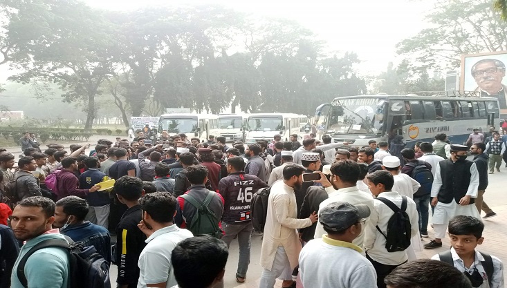 ইবিতে খেলোয়াড়দের আন্দোলন, প্রধান ফটকে তালা!