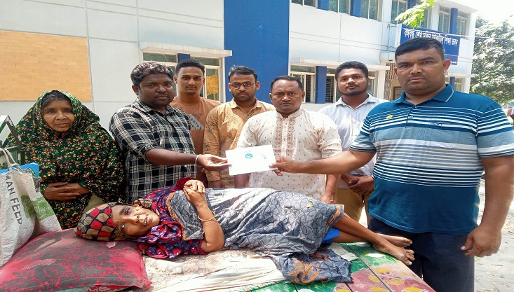 সংবাদ প্রকাশের পর চিকিৎসা সহায়তা পেলেন গাংনীর প্রতিবন্ধী নারী