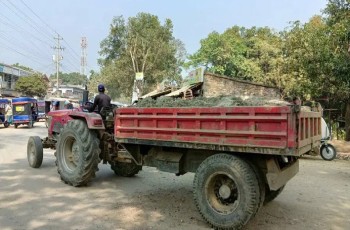 মুজিবনগরে  দাপিয়ে বেড়াচ্ছে অবৈধ যন্ত্রদানব ট্রাক্টর ট্রলি