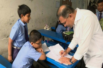 শিক্ষার্থীদের সঙ্গে হাসি-আড্ডায় প্রধানমন্ত্রী