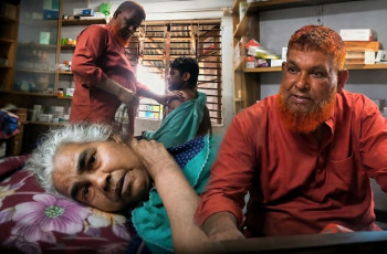 কোমর ব্যথার চিকিৎসা নিয়ে হাত হারাতে বসেছে বৃদ্ধা