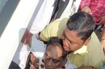 উড়িষ্যার মন্ত্রীর বুকে দুটি গুলি করলেন পুলিশ কর্মকর্তা