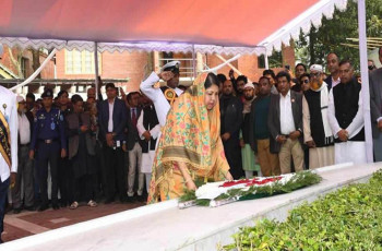 টুঙ্গিপাড়ায় বঙ্গবন্ধুর সমাধিতে স্পিকারের শ্রদ্ধা