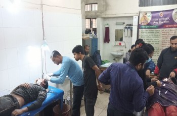 মুজিবনগরে ট্রাক্টরের ধাক্কায় ভাইবোন গুরুতর আহত