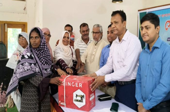 গাংনীতে সেলাই প্রশিক্ষণার্থী নারীদের মাঝে সেলাই মেশিন বিতরণ
